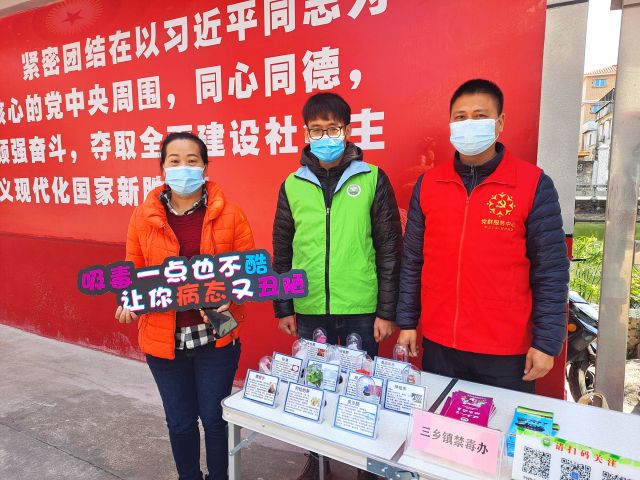 居委會工作人員、居民與禁毒社工合影.jpg