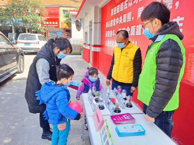 圩仔居民在宣傳攤位前駐足觀看、了解仿真毒品.jpg