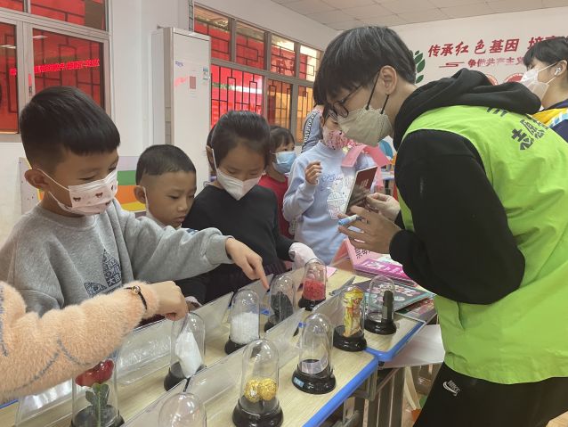 三鄉(xiāng)鎮(zhèn)開展“揚(yáng)眉‘兔’氣賀新春，禁毒相伴過新年”活動圖片2.JPG